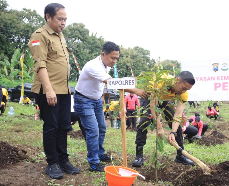 Polres Madiun dan Perhutani Bergerak Hijau untuk Bumi