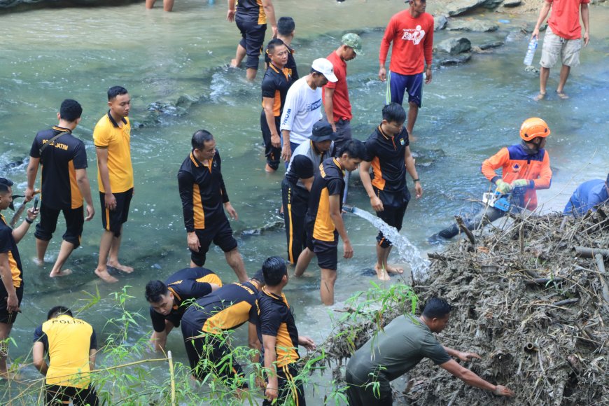 Jembatan Purba Jadi Lokasi Aksi Bersih Sungai Polres Ngawi