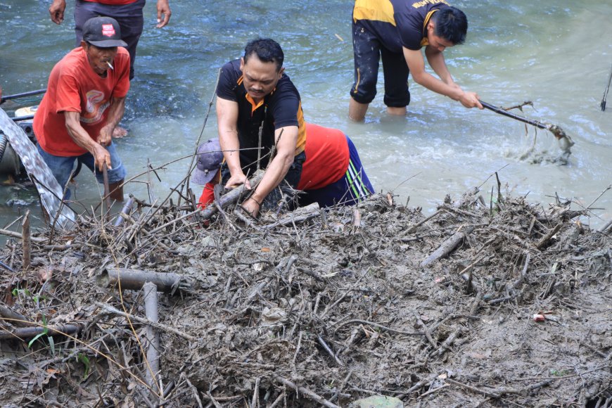 Polres Ngawi Wujudkan Lingkungan Bersih Lewat Aksi Bersih Sungai