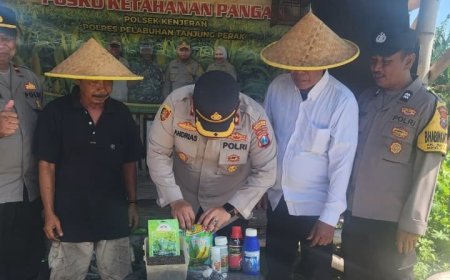 Kelompok Tani Terima Bantuan Sebagai Modal Pengembangan Pertanian